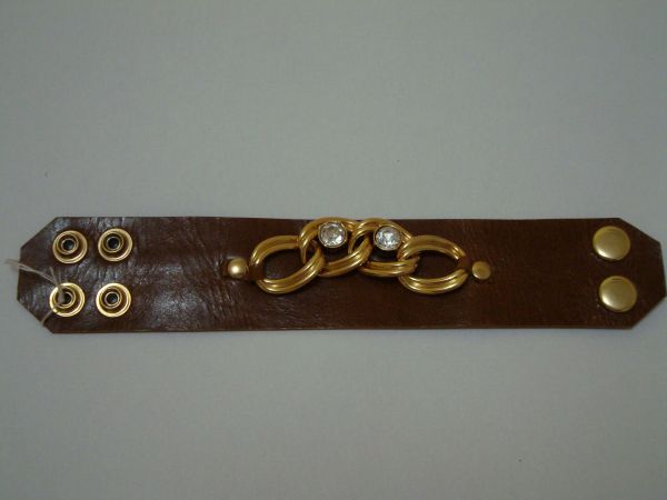 Bracelete de couro com detalhes em Semi jóia e strass