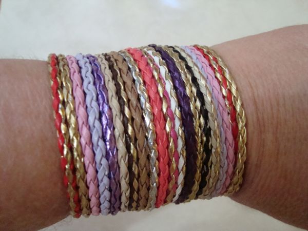 Bracelete em couro colorido