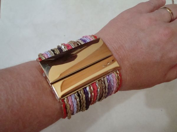 Bracelete em couro colorido