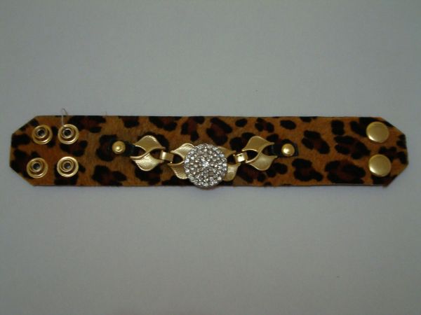 Bracelete de couro com detalhes em Semi jóia