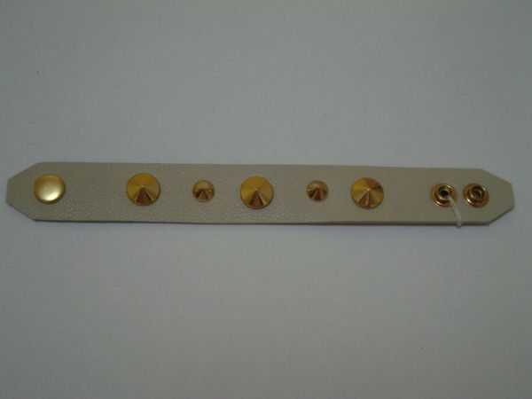 Bracelete de couro com detalhes em Semi jóia